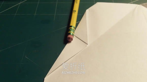 怎么折纸飞得又快又远纸飞机的折法图解教程- www.aizhezhi.com