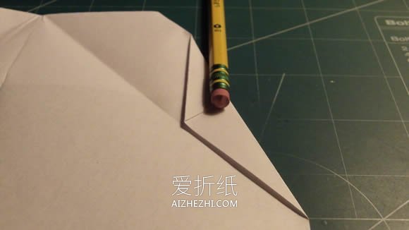 怎么折纸飞得又快又远纸飞机的折法图解教程- www.aizhezhi.com