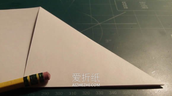 怎么折纸飞得又快又远纸飞机的折法图解教程- www.aizhezhi.com