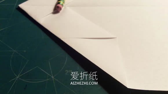 怎么折纸飞得又快又远纸飞机的折法图解教程- www.aizhezhi.com