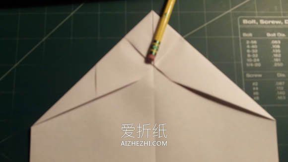 怎么折纸飞得又快又远纸飞机的折法图解教程- www.aizhezhi.com