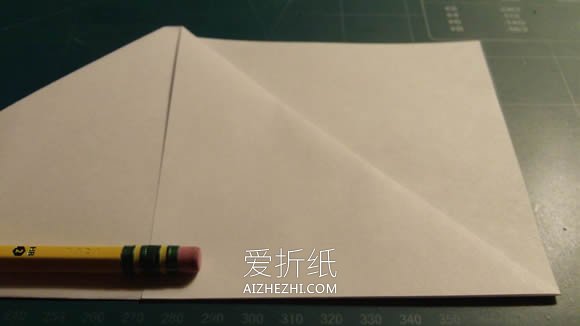 怎么折纸飞得又快又远纸飞机的折法图解教程- www.aizhezhi.com