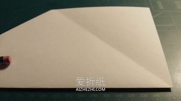 怎么折纸飞得又快又远纸飞机的折法图解教程- www.aizhezhi.com