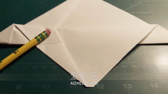 怎么折纸飞得又快又远纸飞机的折法图解教程- www.aizhezhi.com