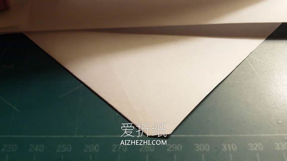 怎么折纸飞得又快又远纸飞机的折法图解教程- www.aizhezhi.com