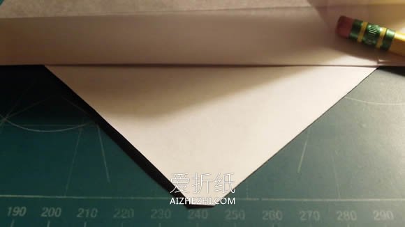 怎么折纸飞得又快又远纸飞机的折法图解教程- www.aizhezhi.com