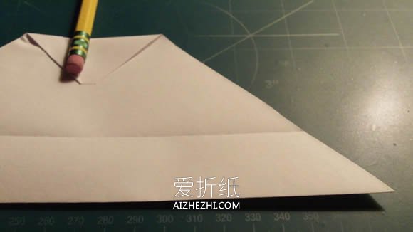 怎么折纸飞得又快又远纸飞机的折法图解教程- www.aizhezhi.com