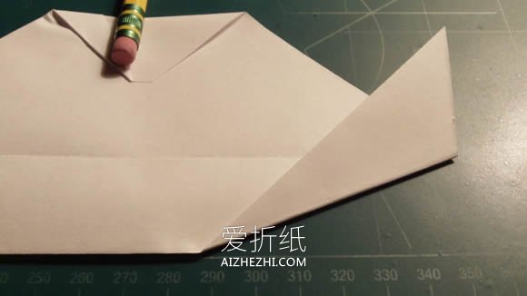 怎么折纸飞得又快又远纸飞机的折法图解教程- www.aizhezhi.com