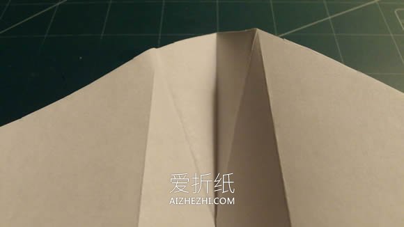 怎么折纸飞得又快又远纸飞机的折法图解教程- www.aizhezhi.com