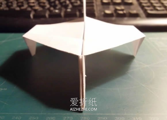 怎么折纸飞得又快又远纸飞机的折法图解教程- www.aizhezhi.com