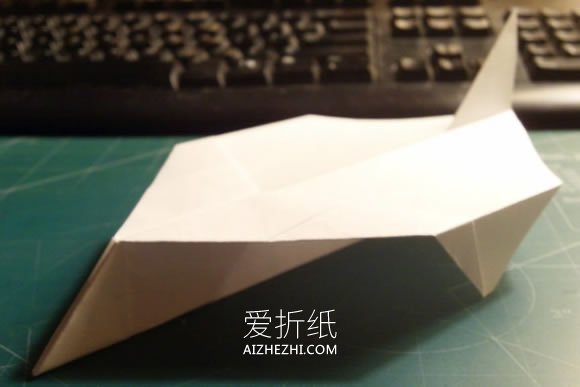 怎么折纸飞得又快又远纸飞机的折法图解教程- www.aizhezhi.com