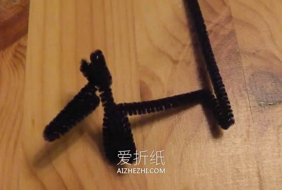 怎么做扭扭棒小狗胸针 简单纱线狗狗手工制作- www.aizhezhi.com