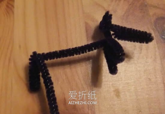 怎么做扭扭棒小狗胸针 简单纱线狗狗手工制作- www.aizhezhi.com