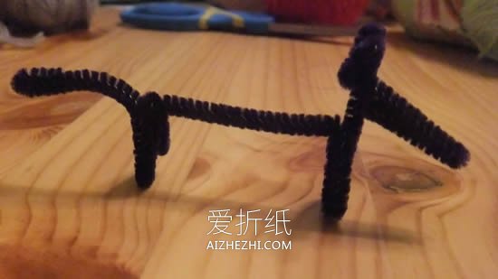 怎么做扭扭棒小狗胸针 简单纱线狗狗手工制作- www.aizhezhi.com