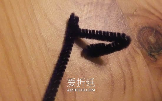 怎么做扭扭棒小狗胸针 简单纱线狗狗手工制作- www.aizhezhi.com