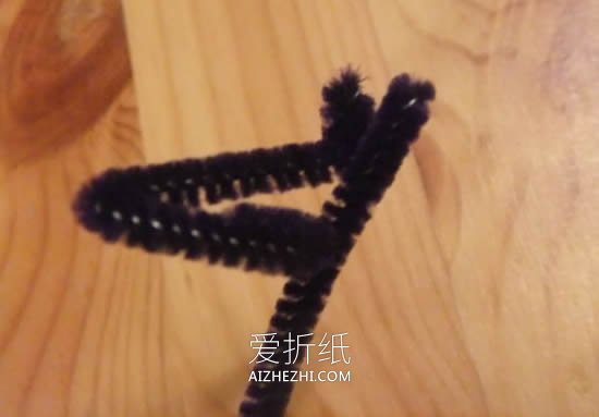 怎么做扭扭棒小狗胸针 简单纱线狗狗手工制作- www.aizhezhi.com