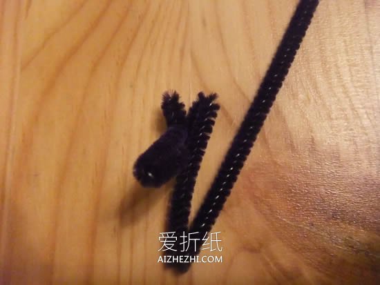 怎么做扭扭棒小狗胸针 简单纱线狗狗手工制作- www.aizhezhi.com