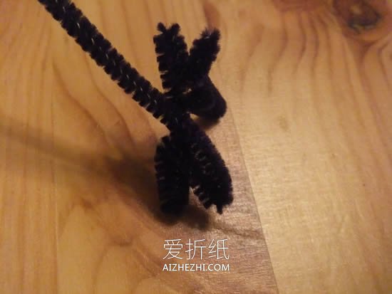 怎么做扭扭棒小狗胸针 简单纱线狗狗手工制作- www.aizhezhi.com