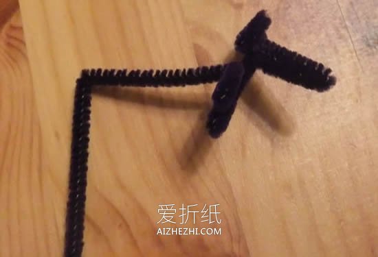 怎么做扭扭棒小狗胸针 简单纱线狗狗手工制作- www.aizhezhi.com