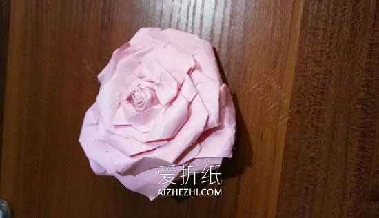 怎么简单做纸玫瑰花 彩纸手工制作玫瑰花过程- www.aizhezhi.com
