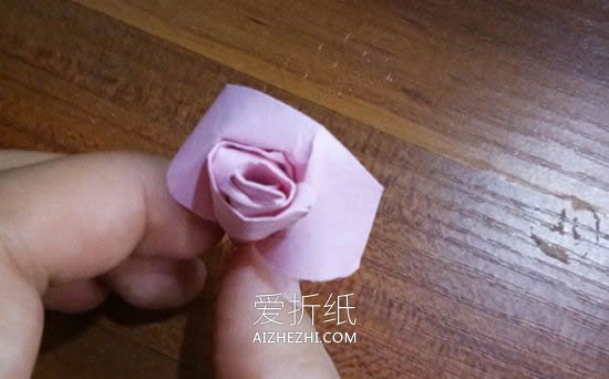 怎么简单做纸玫瑰花 彩纸手工制作玫瑰花过程- www.aizhezhi.com