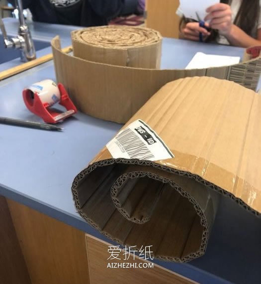 怎么自制做猫咪磨爪器 瓦楞纸制作树桩磨爪器- www.aizhezhi.com