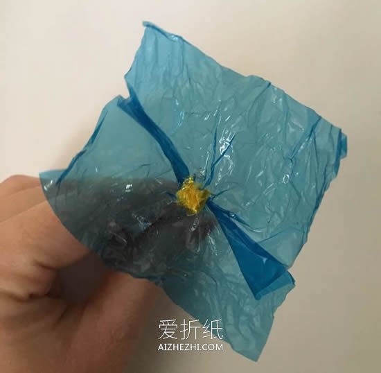 怎么简单做玻璃纸花 玻璃纸手工制作花朵图解- www.aizhezhi.com