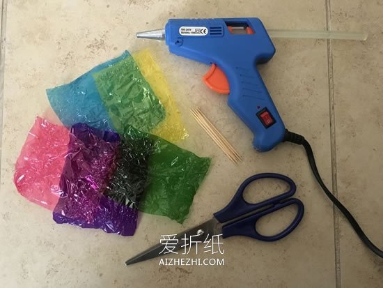 怎么简单做玻璃纸花 玻璃纸手工制作花朵图解- www.aizhezhi.com