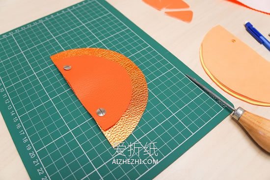 怎么自制笔记本的方法 皮革封面橙子本子制作- www.aizhezhi.com