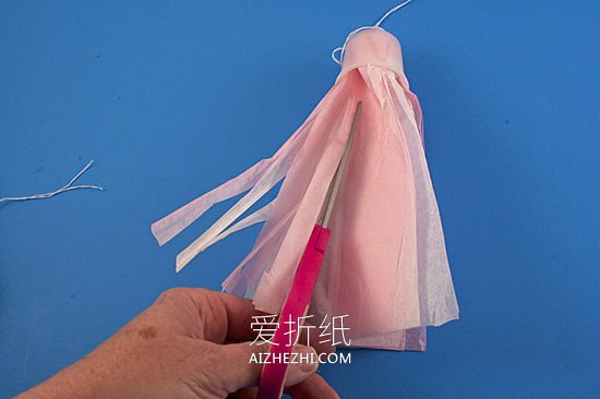 怎么简单做水母挂饰 儿童塑料杯手工制作水母- www.aizhezhi.com
