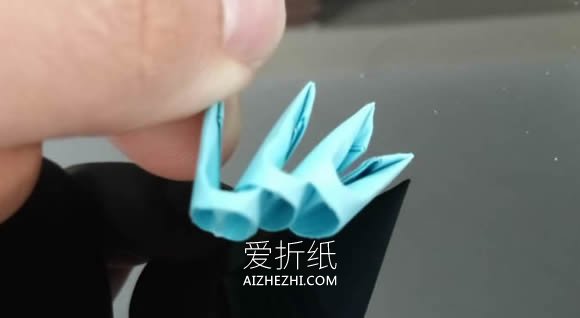 怎么做三角插孔雀图解 三角插制作孔雀教程- www.aizhezhi.com