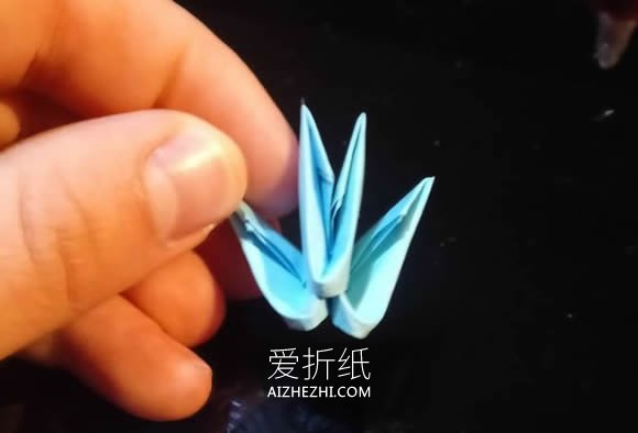 怎么做三角插孔雀图解 三角插制作孔雀教程- www.aizhezhi.com