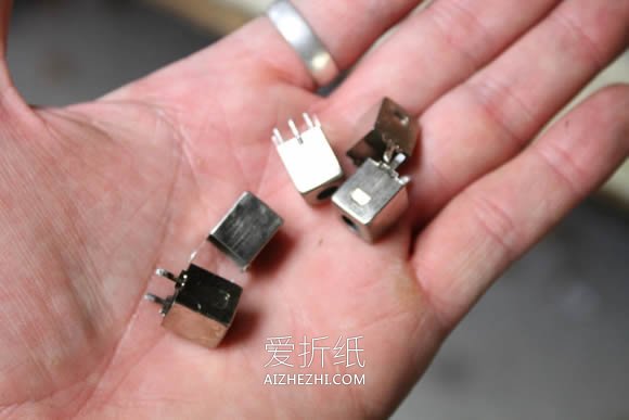 怎么用旧零件做机器人 电子产品制作机器人模型- www.aizhezhi.com