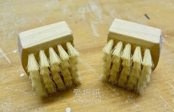 怎么做带机关的狗狗 刷子制作会动的小狗玩具- www.aizhezhi.com