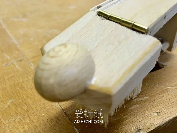 怎么做带机关的狗狗 刷子制作会动的小狗玩具- www.aizhezhi.com