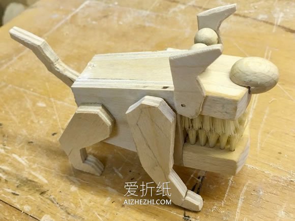 怎么做带机关的狗狗 刷子制作会动的小狗玩具- www.aizhezhi.com