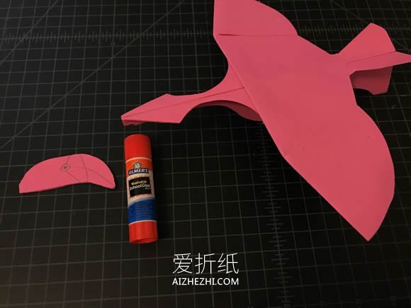 怎么做火烈鸟纸飞机 卡纸制作可以飞的火烈鸟- www.aizhezhi.com