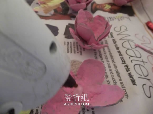 怎么做鸡蛋托花的方法 鸡蛋托手工制作立体花- www.aizhezhi.com