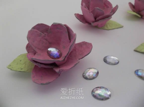 怎么做鸡蛋托花的方法 鸡蛋托手工制作立体花- www.aizhezhi.com