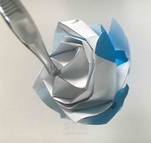 怎么手工折卷心玫瑰花的折法过程- www.aizhezhi.com
