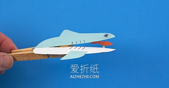 怎么做木夹子鲨鱼玩具 衣夹手工制作儿童玩具- www.aizhezhi.com