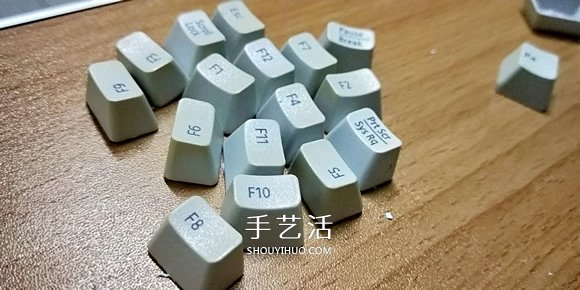 晚晨的创意DIY：废旧电脑键盘鼠标制作机器人- www.aizhezhi.com