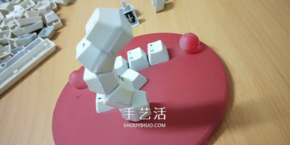 晚晨的创意DIY：废旧电脑键盘鼠标制作机器人- www.aizhezhi.com