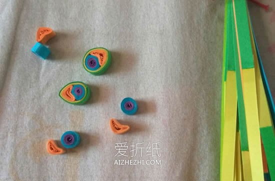 怎么做孔雀衍纸画图解 手工衍纸孔雀画的方法- www.aizhezhi.com