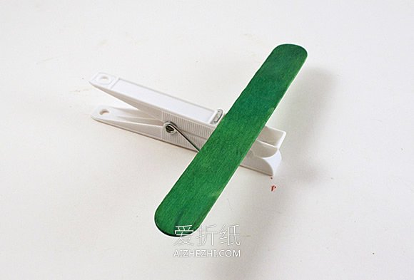 怎么做冰棍棒飞机的方法 衣夹手工制作玩具飞机- www.aizhezhi.com