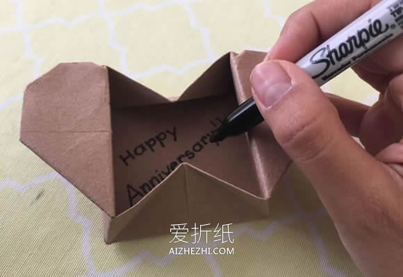 怎么折纸爱心礼品盒 手工纪念日创意礼盒折法- www.aizhezhi.com