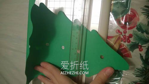 怎么简单做卡纸圣诞树 儿童手工制作圣诞树教程- www.aizhezhi.com