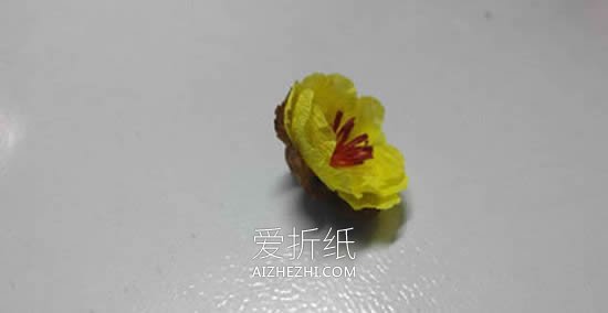 怎么简单用皱纹纸做腊梅花的手工制作教程- www.aizhezhi.com