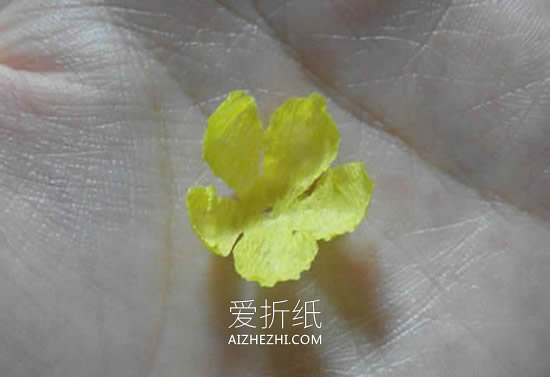 怎么简单用皱纹纸做腊梅花的手工制作教程- www.aizhezhi.com