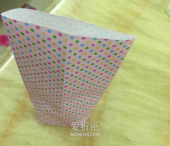 怎么简单折纸礼品包装纸袋的折法图解教程- www.aizhezhi.com